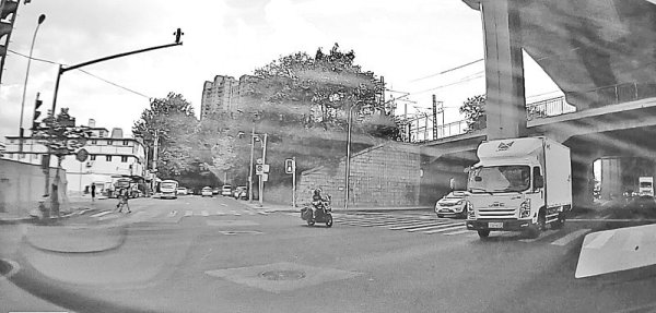 华锋优配网 路口惊魂：货车无视信号灯险撞出租车