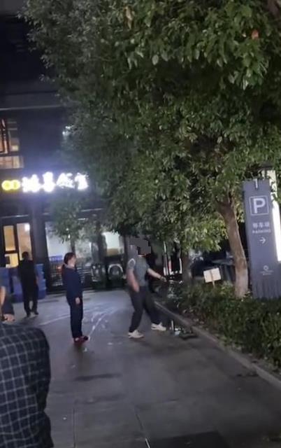 诚信优配 警方回应“拴绳大狗惨遭柯基主人砸酒瓶爆头”：已立案，被打狗狗正在抢救